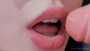 Puu Girl teniendo sexo oral húmedo con un juguete muy travieso