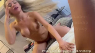 Rubia traviesa en video porno succionando el coño de su amiga morena