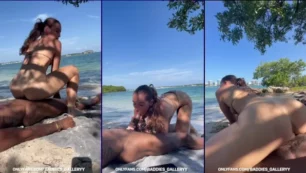 Se filtró un video de Ashley Aoky teniendo sexo en una playa pública en Onlyfans