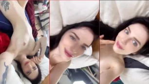 Video casero de una chica blanca y tatuada que se muestra sin ropa en la cama