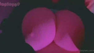 Video de Onlyfans donde se aprecian tetas grandes en movimiento de una manera provocativa en Spicygf Leaks