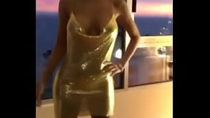 Jocelyn Macías en vestido dorado